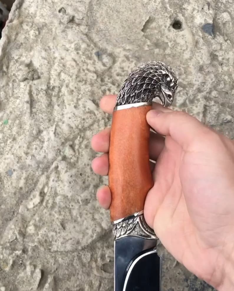 Vokiški rankų darbo peiliai „Sakalas“ ir „Krokodilas“.