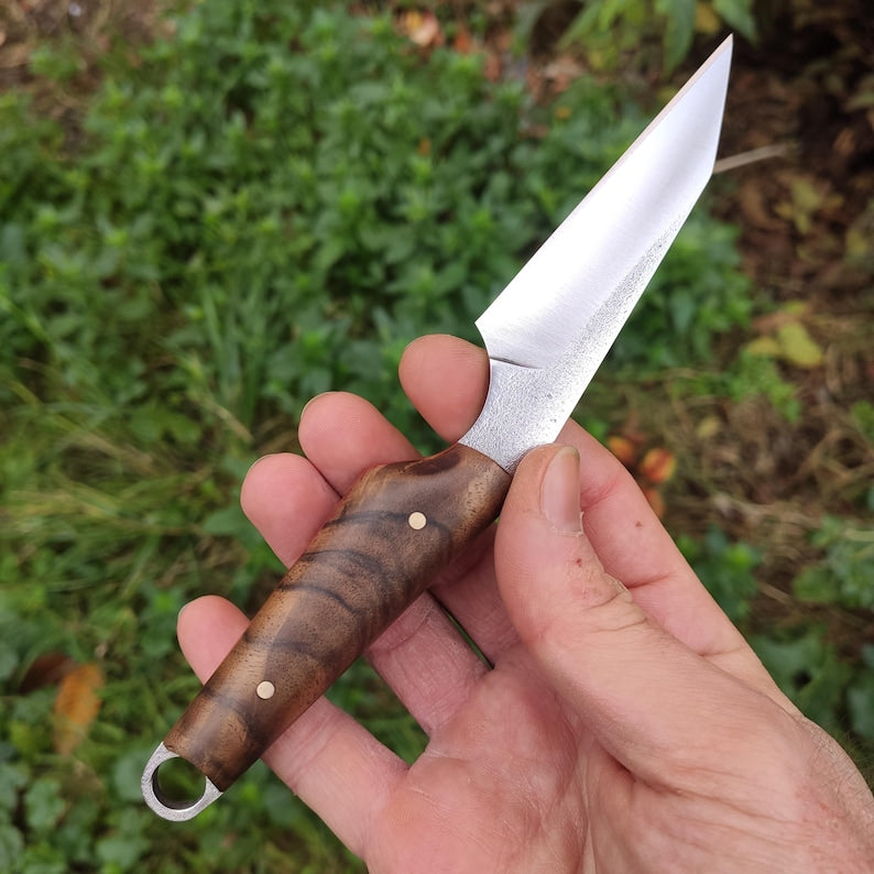 „Wharncliffe EDC“ fiksuoto ašmens peilis su odine makštimi, pagaminta iš „Sleipner“ plieno ir turkiško riešutmedžio.