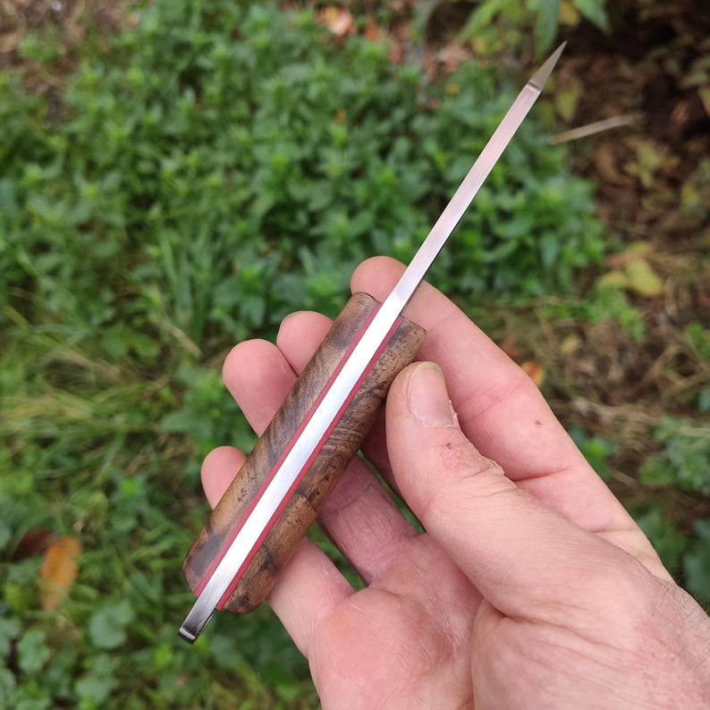 „Wharncliffe EDC“ fiksuoto ašmens peilis su odine makštimi, pagaminta iš „Sleipner“ plieno ir turkiško riešutmedžio.