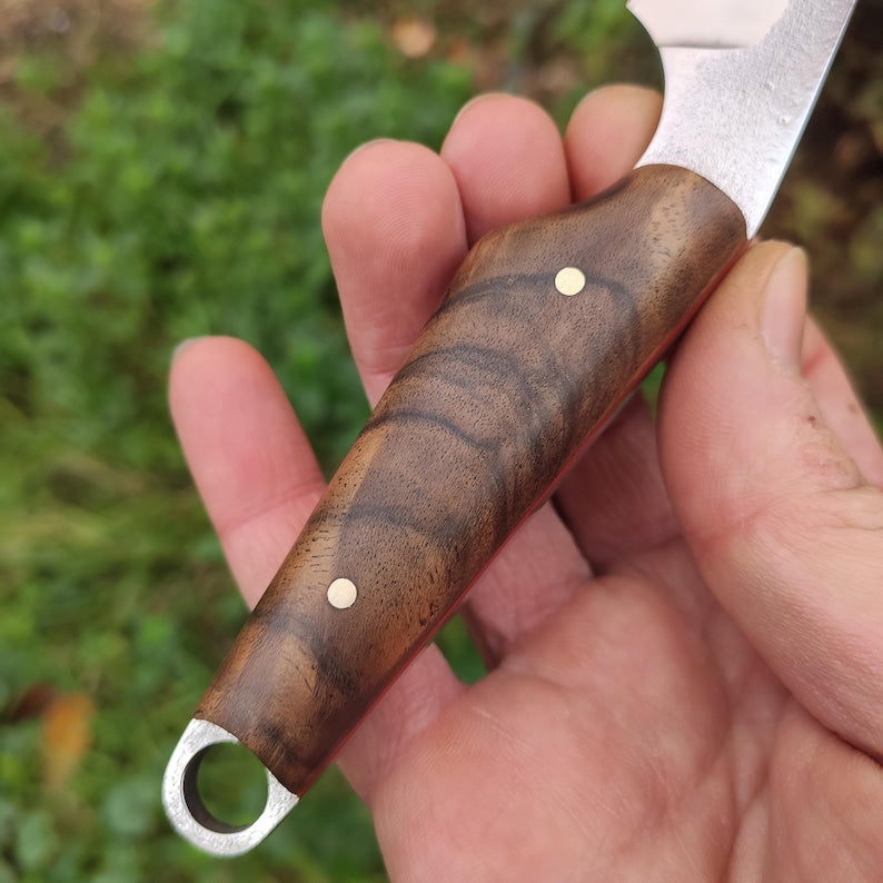 „Wharncliffe EDC“ fiksuoto ašmens peilis su odine makštimi, pagaminta iš „Sleipner“ plieno ir turkiško riešutmedžio.