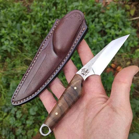 „Wharncliffe EDC“ fiksuoto ašmens peilis su odine makštimi, pagaminta iš „Sleipner“ plieno ir turkiško riešutmedžio.
