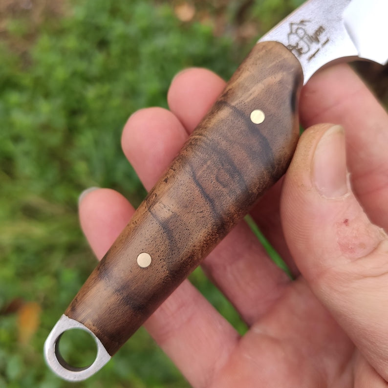 „Wharncliffe EDC“ fiksuoto ašmens peilis su odine makštimi, pagaminta iš „Sleipner“ plieno ir turkiško riešutmedžio.