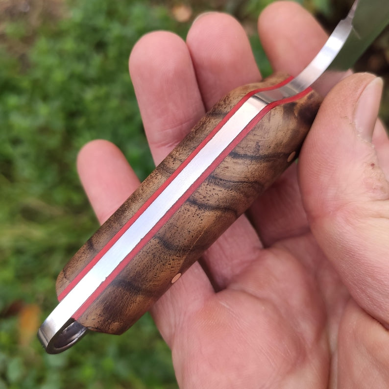 „Wharncliffe EDC“ fiksuoto ašmens peilis su odine makštimi, pagaminta iš „Sleipner“ plieno ir turkiško riešutmedžio.