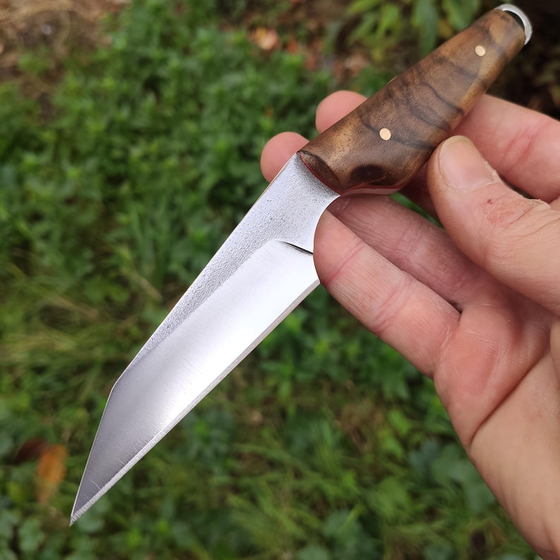 „Wharncliffe EDC“ fiksuoto ašmens peilis su odine makštimi, pagaminta iš „Sleipner“ plieno ir turkiško riešutmedžio.