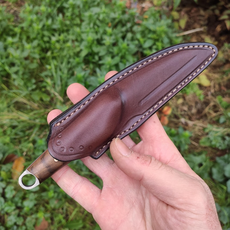 „Wharncliffe EDC“ fiksuoto ašmens peilis su odine makštimi, pagaminta iš „Sleipner“ plieno ir turkiško riešutmedžio.